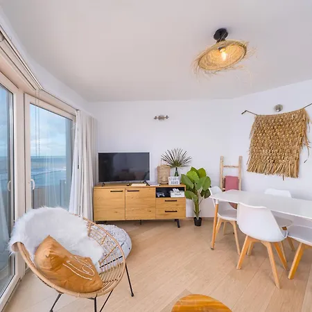 Cozy With Sleeping Area And Sea View